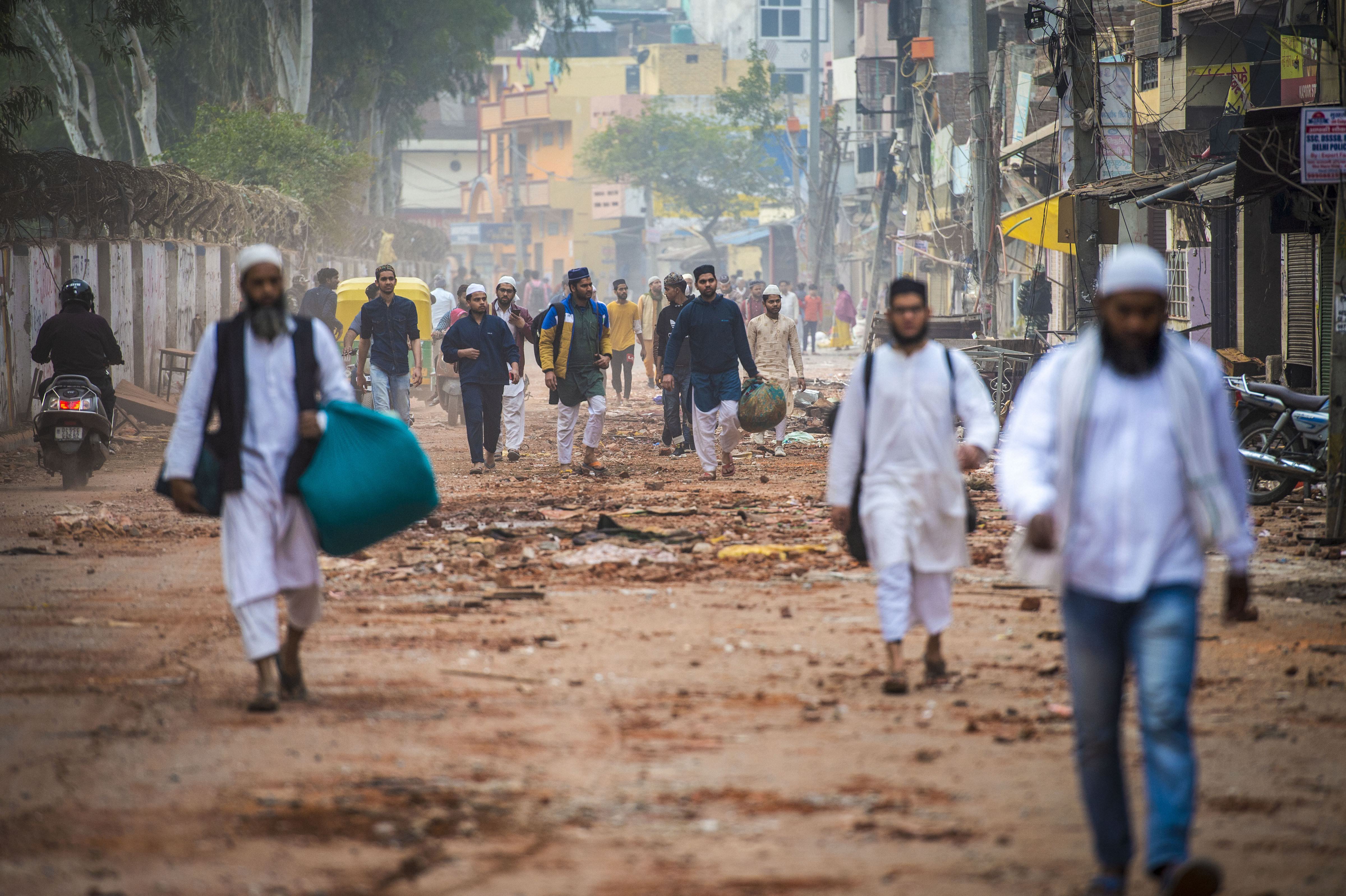 شمال مشرقی دہلی کے علاقے شیو وہار میں ،جھڑپوں کے بعد لوگ گھر چھوڑ کر جانے پر مجبور ۔ تصویر : پی ٹی آئی